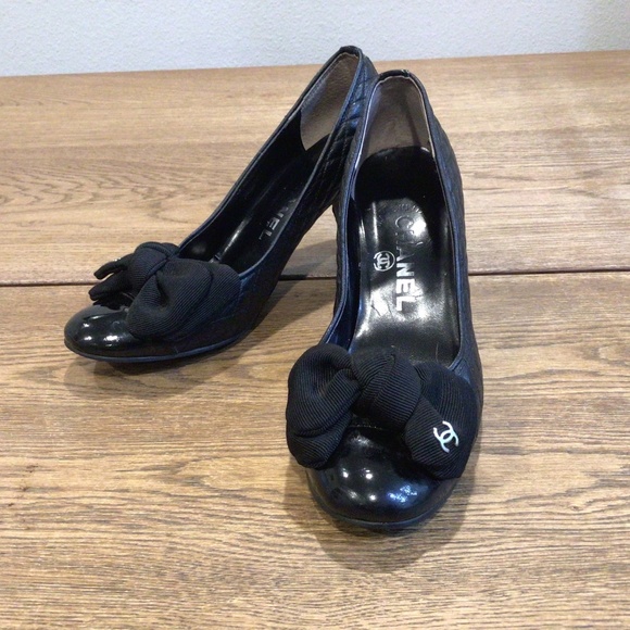 Chanel Black Leather CC Bow Pumps - Picture 1 of 8